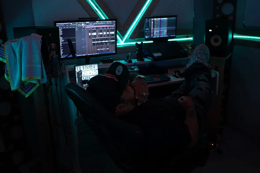 Young Varas produciendo en el estudio